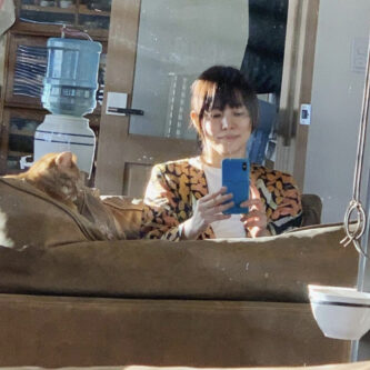石田ゆり子さんが愛猫と映る画像