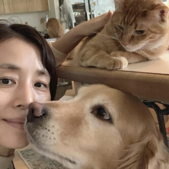 石田ゆり子さんがペットの愛犬・愛猫と映る画像