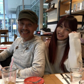 TWICEミナが父親の名井陽さんと一緒に映る画像