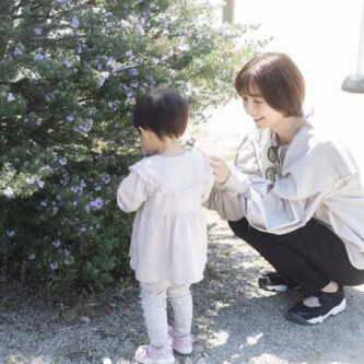 篠田麻里子さんと娘が一緒に映る画像
