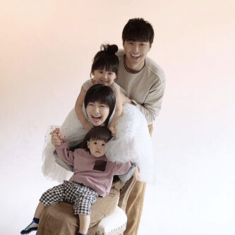 福原愛と元夫・江宏傑と長男と長女が一緒に写る画像